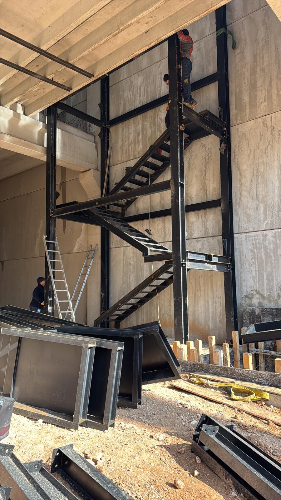 Ağır Çelik Merdiven