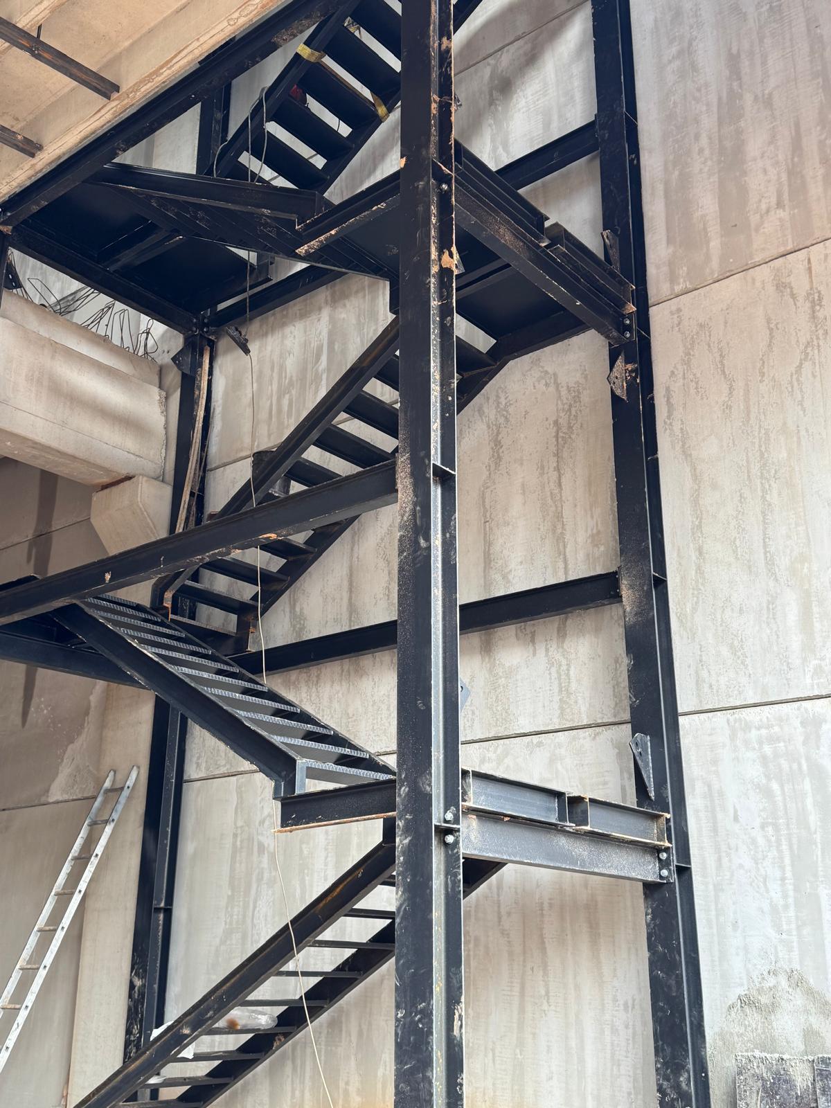Ağır Çelik Merdiven