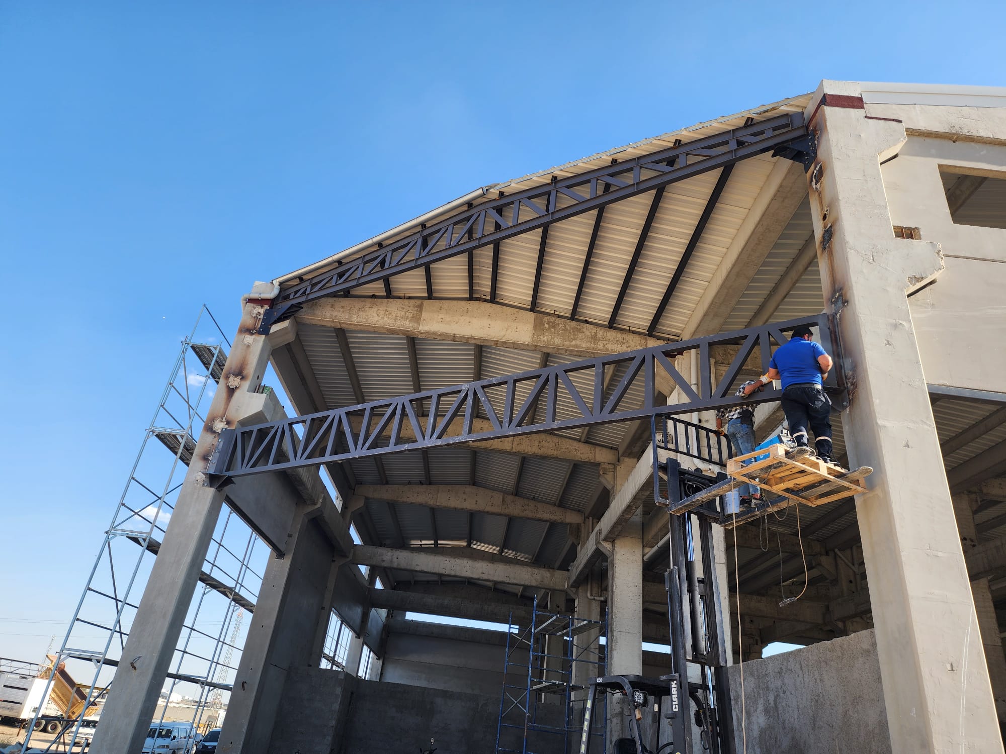Prefabrik Betonarme Yapılar İçin Çelik Çatı Kapatma Uygulaması