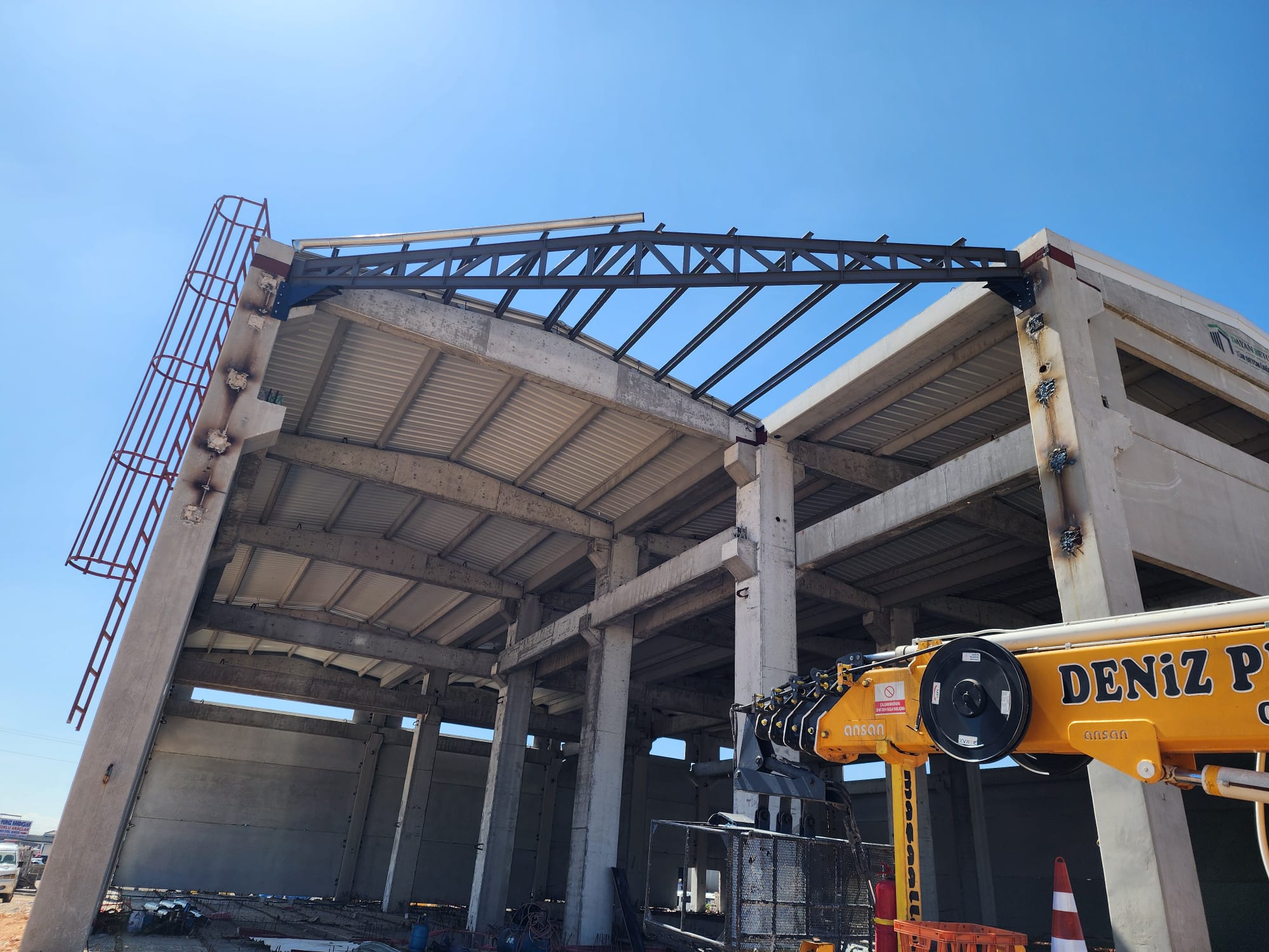Prefabrik Betonarme Yapılar İçin Çelik Çatı Kapatma Uygulaması
